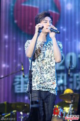 组图：炎亚纶演出人气爆棚 自曝好身材下次再秀