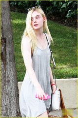 组图：艾丽-范宁休闲连身裙现身显青春时尚