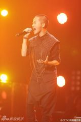 组图：奶茶千金蒋瑶嘉身家30亿 板寸短发个性足