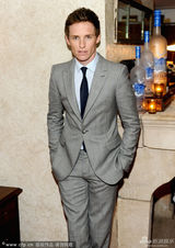 组图：《万物理论》小雀斑携女友 菲丽西提美艳