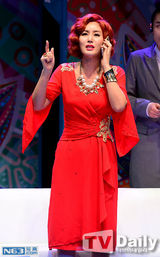 组图：《法国小姐》试演 “叹妈”顶爆炸头登台