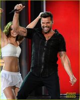 组图：瑞奇马丁震撼献唱 携性感女伴热辣共舞