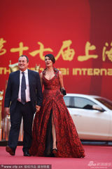 组图：古欣娜塔现身红毯 艳红开叉裙献飞吻