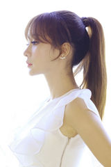 组图：柳岩纯白天使造型 大变活人玩古剑