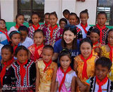 组图：童蕾云南公益行 与影迷合影显亲和