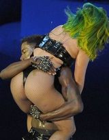 组图：Lady Gaga丁字裤秀肥臀 与黑人猛男拥抱嬉戏