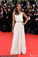 组图：佐伊-索尔达娜现身红毯 白裙披发美艳