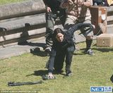 组图：劳伦斯赶拍新片窘态百出 候场时打伞卖萌