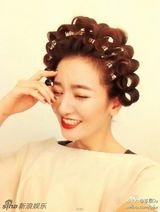 组图：李晟晒孔雀开屏发型 红唇冷艳气质傲娇