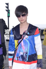 组图：李宇春潮装现身启程戛纳 与小浪合影