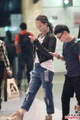 组图：孙茜七彩编发造型怪诞 破洞裤配土豪金鞋