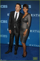 组图：哈利-贝瑞紧身裙露半球 与老公秀恩爱