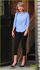 组图：斯威夫特蓝衬衫清新现身 微笑打招呼