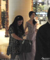 组图：刘亦菲酒店快闪 侧身露事业线小秀性感