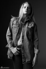 组图：凯特莫斯16岁妹妹露脐装代言个性十足