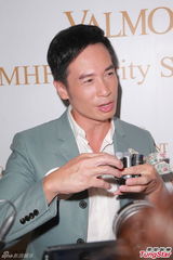 组图：陈豪称陈茵媺产后情绪好 照顾孩子无压力