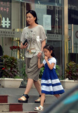 组图：小陶虹素颜开豪车外出 用毛巾拉女儿