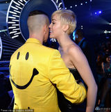 组图：麦莉获最佳录影带奖 插兜登台霸气外露