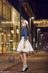 组图：阚清子夜景街拍 短裙短裤秀大长腿