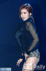 组图：Secret全孝盛发新专辑 黑纱短裤跳热舞