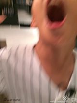 组图：威廉弟弟耍宝抠脚 王子总裁范变蛇精病