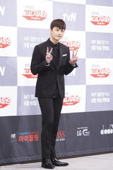 独家：《处世王》徐仁国李荷娜搭肩似亲姐弟