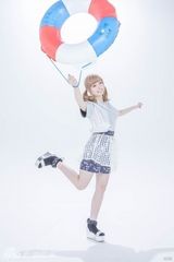 组图：卡莉怪妞双马尾 套泳圈砸西瓜萌度爆表