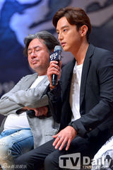 组图：李贞贤着水墨画连衣裙出席优雅含蓄