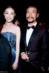 组图：廖凡上海出席艺术展  西装笔挺深沉内敛