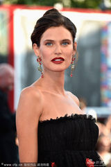 组图：意大利性感女神巴尔蒂赴威尼斯 花裙美艳