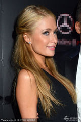 组图：帕丽斯风骚现身派对 不敌浓妆大胸女郎