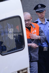 组图：李代沫出庭低头面容沉重 频频抠鼻锁眉头