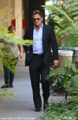 组图：塞隆黑衣平底鞋就医疑怀孕 西恩潘当爹？