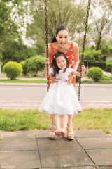 组图：钟丽缇与爱女缤纷写真 亲密玩乐羡煞旁人