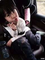 组图：陆毅萌女贝儿咧嘴甜笑 唇红齿白精灵古怪