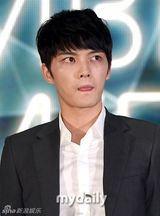 组图：JYJ全员现身 金俊秀红发吸睛搞笑不断