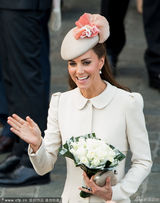 组图：威廉王子出席纪念活动 凯特王妃露甜笑