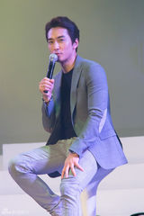 独家：宋承宪上海见面会 为粉丝冲咖啡