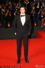 组图：衰姐们屌丝男友变型男 内衣超模爆乳相挺