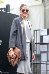 纽约名媛奥利维亚-帕勒莫灰裙踩细跟 流苏手包时尚(图)