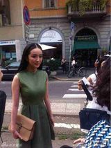 组图：杨幂产后复出时装周 绿装清爽上围抢镜