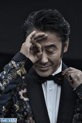 组图：吴秀波拍时尚写真尽显独特型男魅力