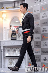 组图：全智贤优雅亮相 李政宰受伤不误捞金