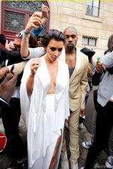 组图：卡戴珊新婚在即 中开白裙秀双球