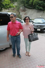 杨幂出院气色佳 刘恺威与爸妈提婴儿篮护驾(图)