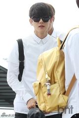 组图：EXO亮相机场 灿烈白衬衫似高中生