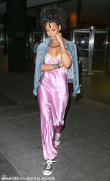 组图：蕾哈娜低胸粉睡衣出街 真空上阵无所顾忌