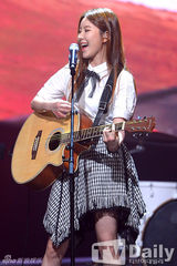 组图：f(x)爵士装热情献唱 夺冠激动互拥