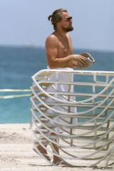 组图：莱昂纳多扎小辫肥壮似熊 海滩张望显寂寞