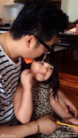 组图：王岳伦探Angela班 恬恬乖巧可爱学画画